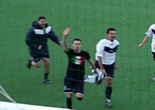 angelomangiante's tweet image. Nella orribile strage nazifascista morirono più di 3.000 innocenti. Questo mezzo calciatore e mezzo uomo disonora in campo la memoria con saluto fascista e la maglia della Repubblica di Salò proprio lì, a #Marzabotto in un gesto vergognoso e gravissimo. Basta far finta di niente