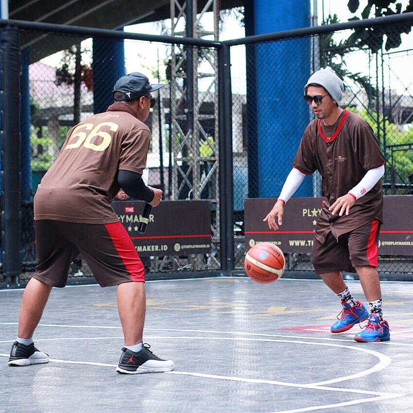 nsane11's tweet photo. Thank you Flowers City (Bandung). Next stop, Shrimp City (Cirebon) ! 😊
#ThePlaymakerID #SignatureDunk #4on4SignatureDunk https://t.co/DuW2cCFIys