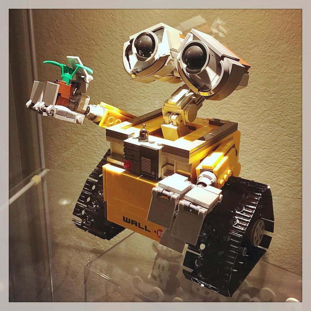 TanyaH666's tweet photo. Finally put this little guy together! He is adorable! 😍 #walle #lego #legowalle #disneylego https://t.co/0yJkrjVFGE https://t.co/5XqPyYfunG