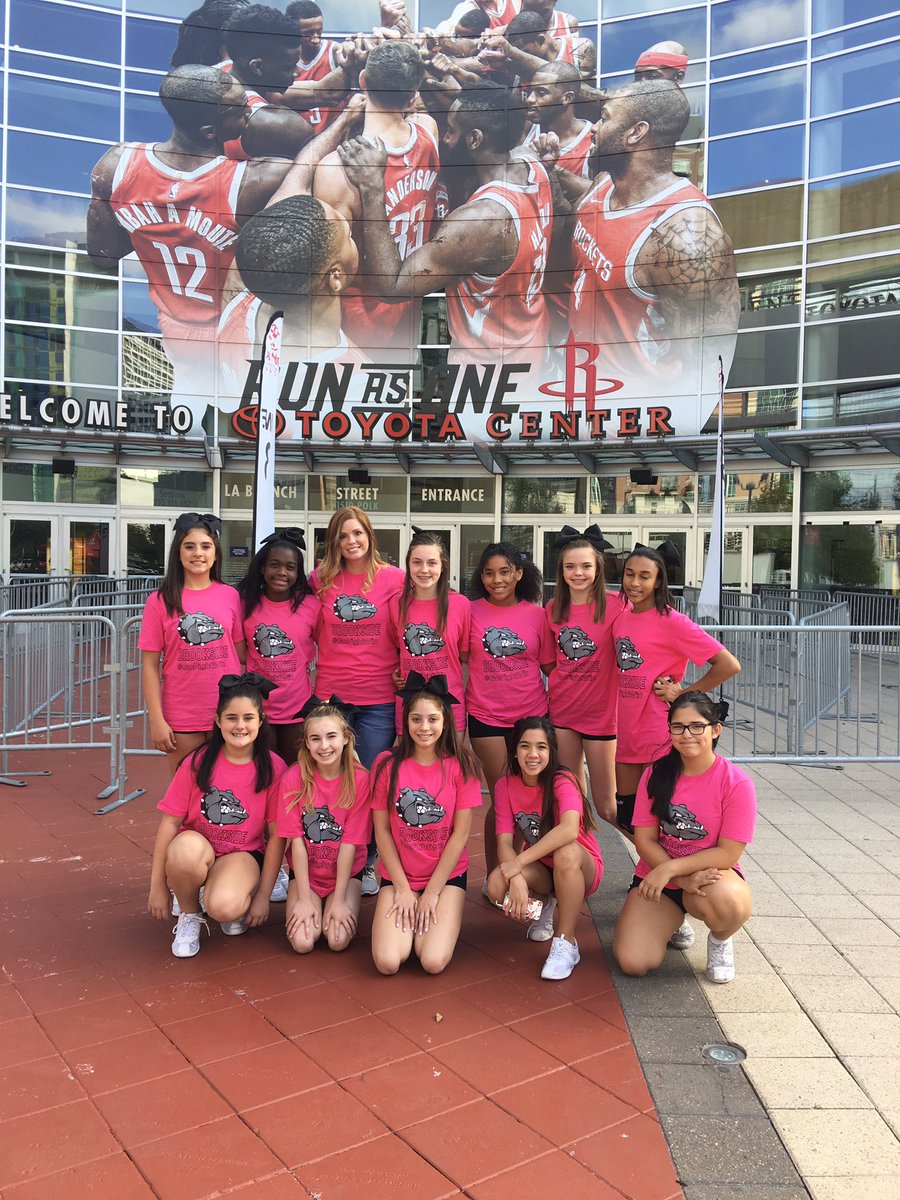 Weldon_AM's tweet photo. So thankful to have my cheer babies in my life🖤💛 #THANKFULBulldogs #BIScheer https://t.co/TralvC86M1