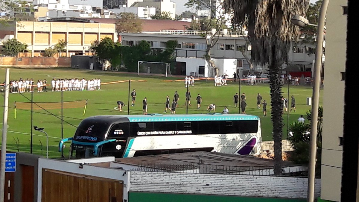 KeithRichle's tweet photo. #NuevaZelanda ya se encuentra entrenando en las instalaciones del colegio miraflorino #Markhan. La información detallada con @Javiersaenz89 en vivo por @GOLPERUoficial https://t.co/oyLkQ21VNt