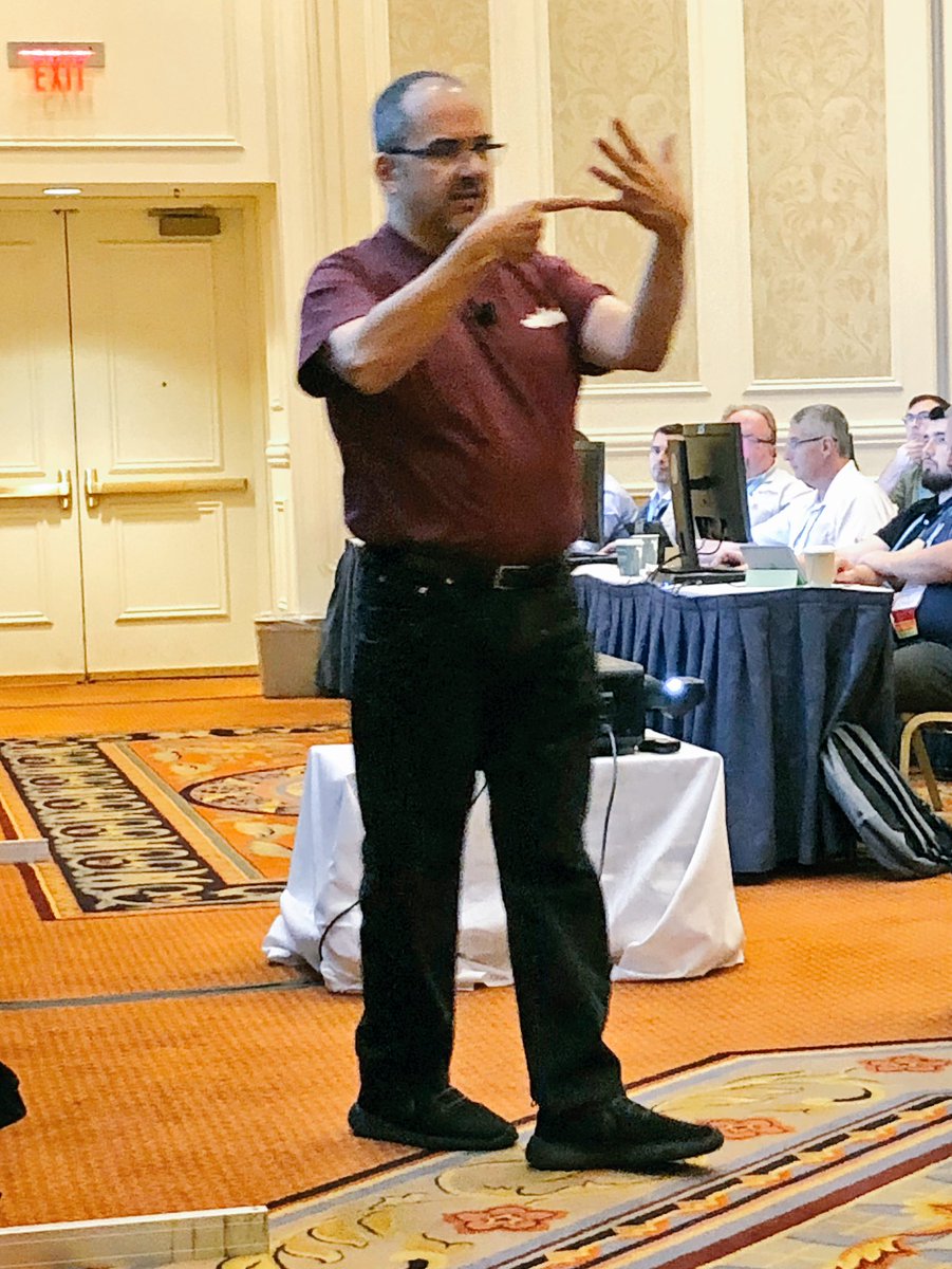 KCMarchitect's tweet image. Enjoying @paulfaubin’s @DynamoBIM lacing explanation using the classic hand turkey approach! #AU2017 #ComputationalBIMWorkshop