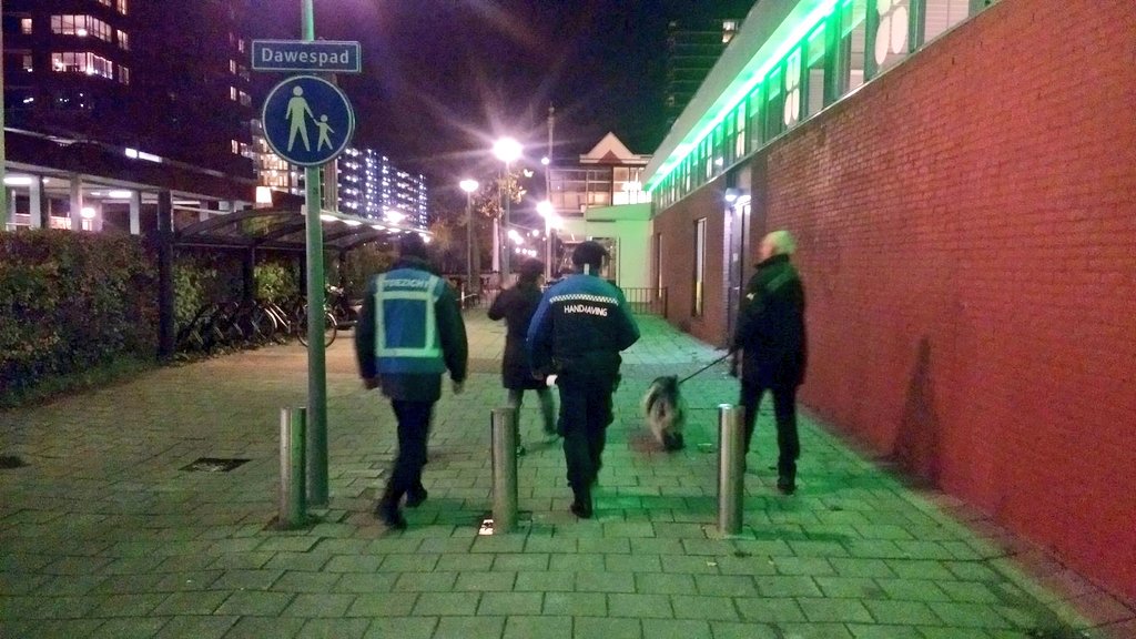 Pol_EKoster's tweet photo. In samenwerking met @stadswachtN en @TrigionNL op pad geweest met #Waaks. Deze #hondenbezitters kijken weer met ons mee in #Ommoord. Dus inbrekers wees gewaarschuwd! https://t.co/5SVzm11gMb