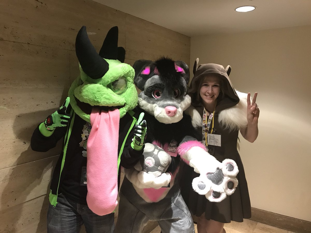 TaliSoundWave's tweet image. Thank you @anthronw for being amazing! #cubemoot did great at her first con! Also thank you @_FrackAttack and Brit for making the con so special and fun! #fursuit #companioncube #portal #malamute
