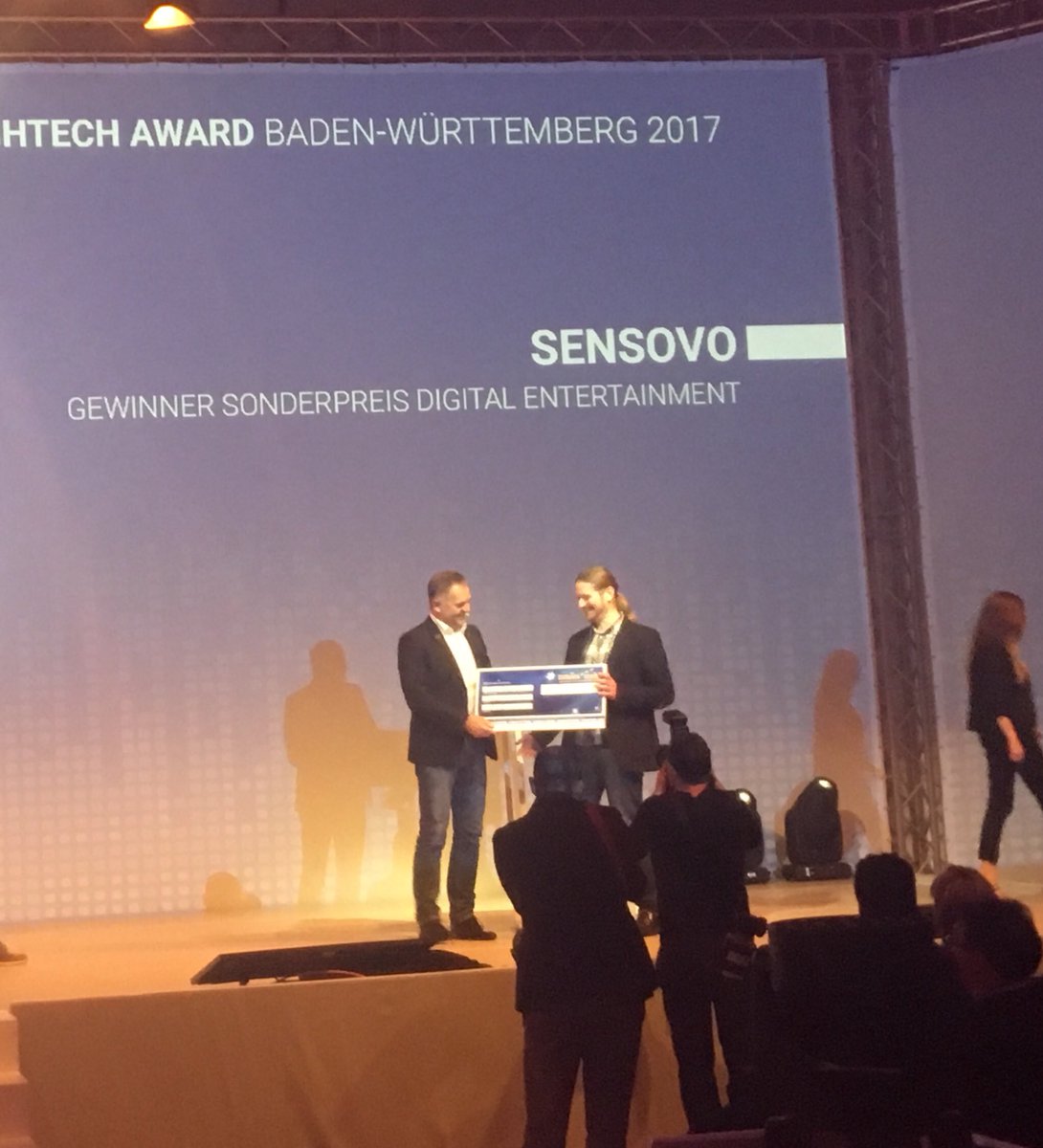 bwcon_info's tweet photo. Der Sonderpreis Digital Entertainment vom @europa_park  geht an das Start-up Sensovo! Wir freuen uns sehr mit euch! #CyberOne2017 https://t.co/nmRfjXxKMI