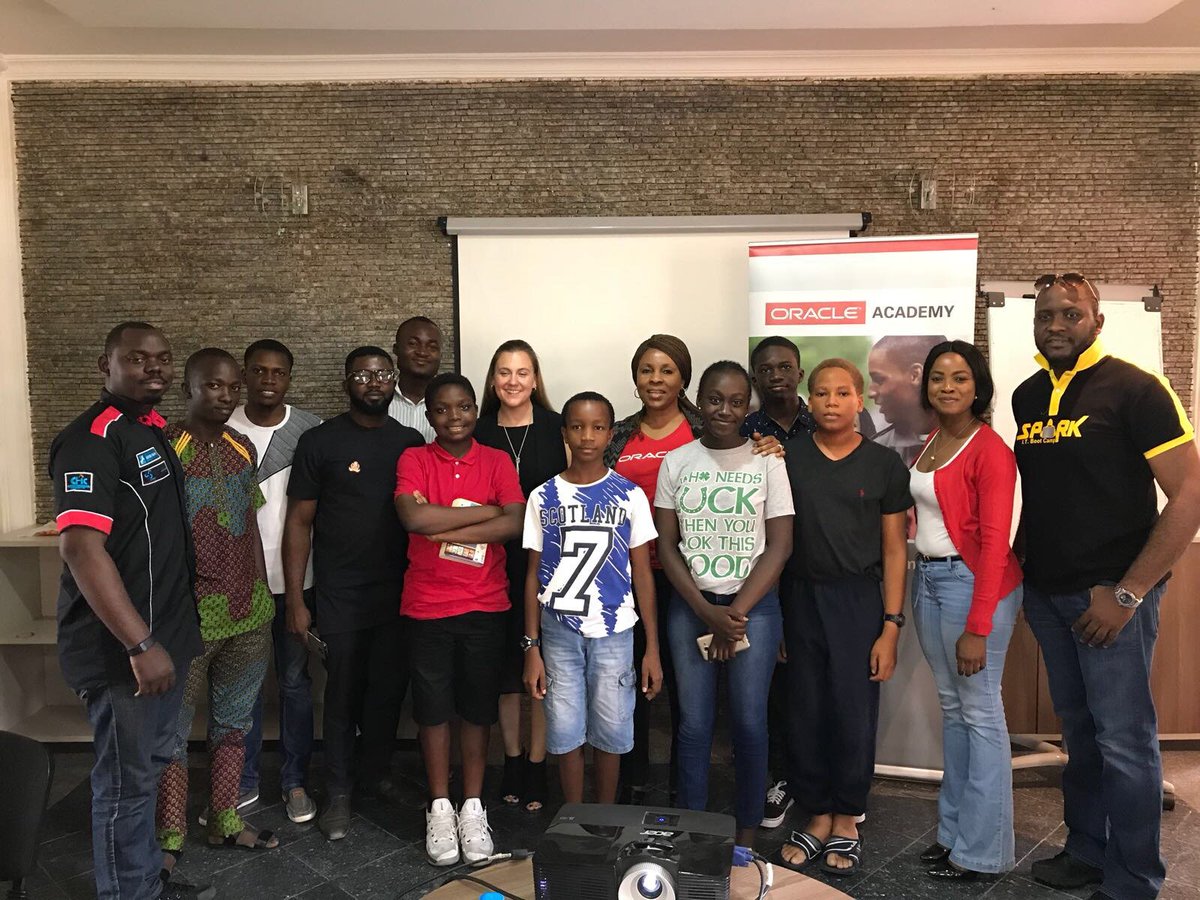 OracleAcademy's tweet image. Thrilling moment for #JavaStudents - Users &amp;amp; Enthusiasts - in Nigeria to meet with @Heathervc for Knowledge Transfer session. #OracleAcademy