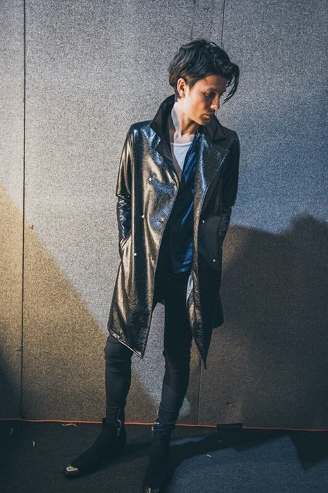 I didnt recognise him on his hair but the damn jawline and cheekbones!