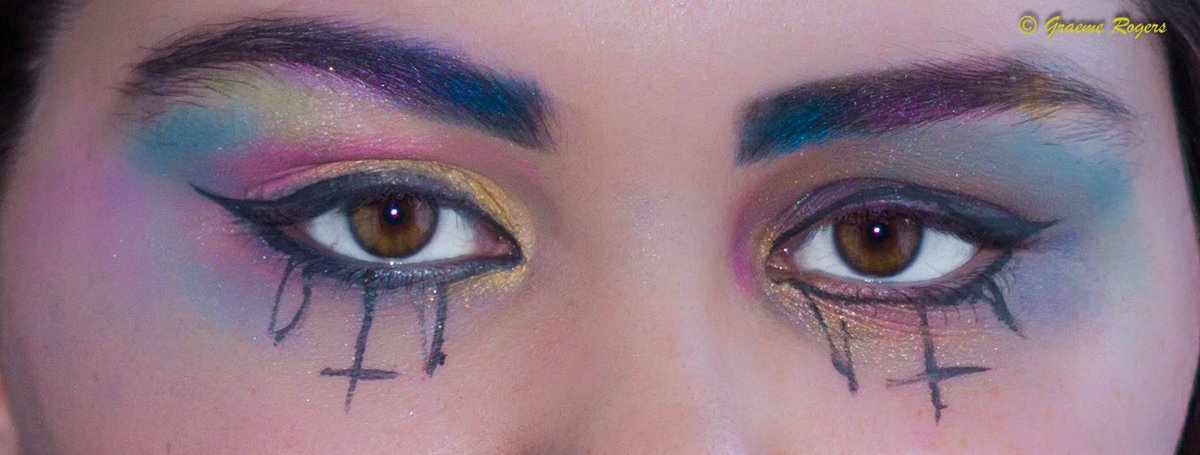 Photographs_F_G's tweet photo. @cvrdancer eye art she calls it rainbow crosses #eyeart #eyeshadow #eyes https://t.co/ZTQvgoVbTQ