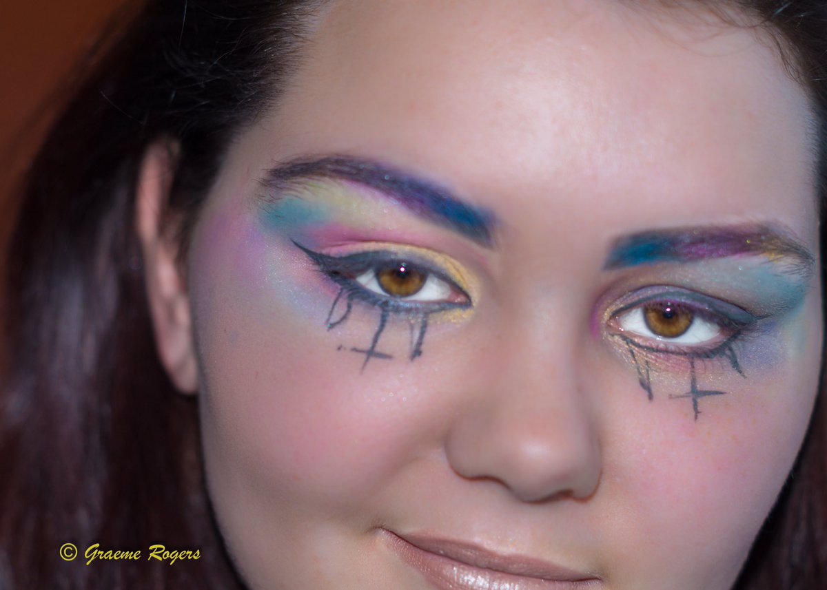 Photographs_F_G's tweet photo. @cvrdancer eye art she calls it rainbow crosses #eyeart #eyeshadow #eyes https://t.co/ZTQvgoVbTQ