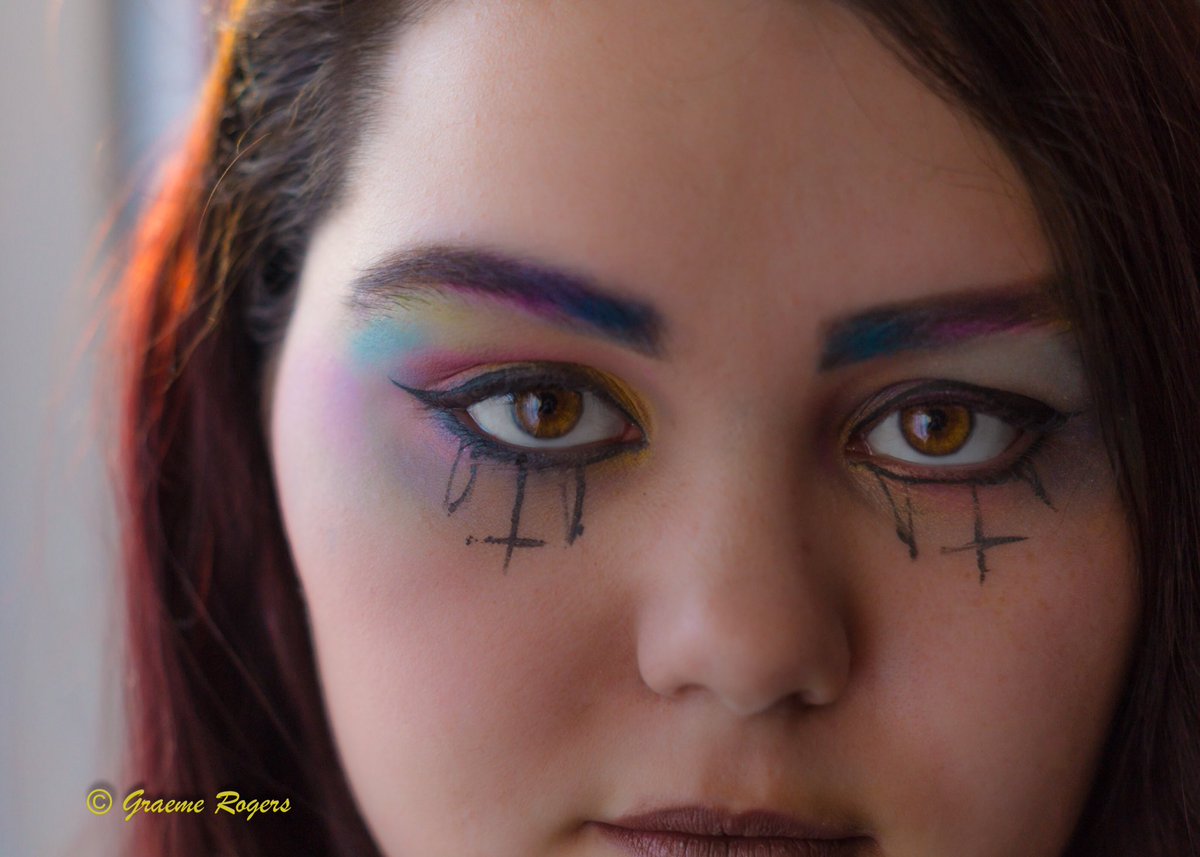 Photographs_F_G's tweet photo. @cvrdancer eye art she calls it rainbow crosses #eyeart #eyeshadow #eyes https://t.co/ZTQvgoVbTQ