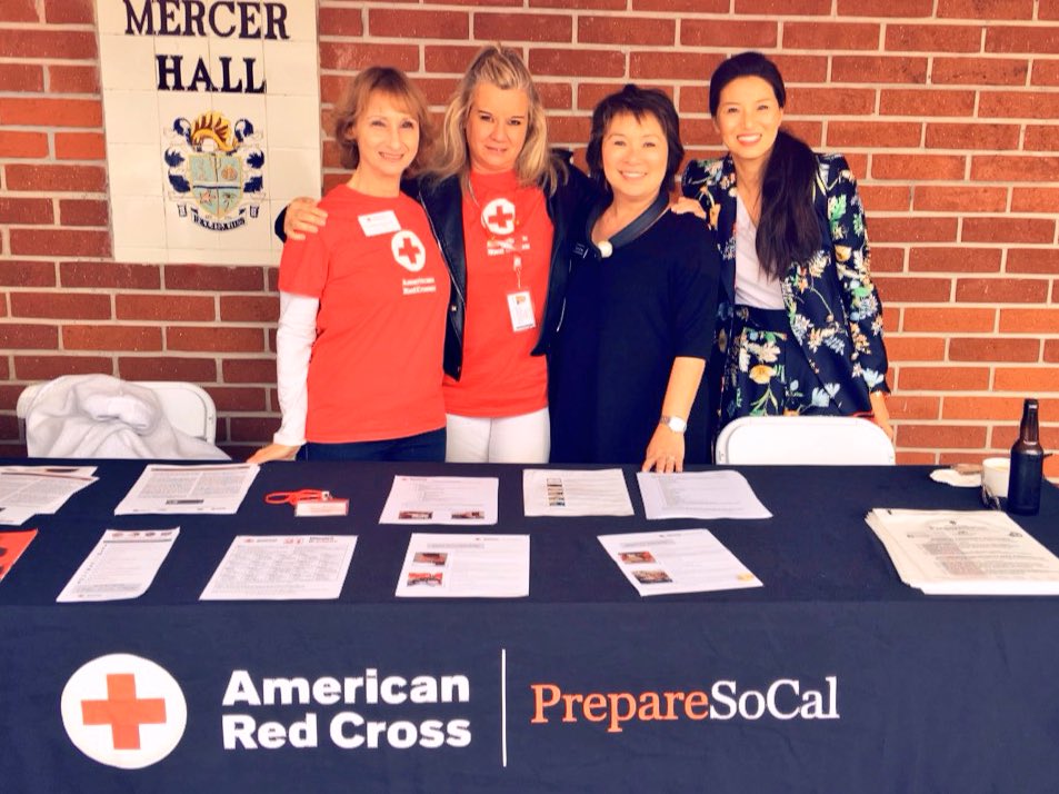 RedCrossLA's tweet photo. Thank you #RedCrossLA Volunteers, Board Members and Tiffany Circle Members - out this weekend in the Pacific Palisades to spread the word about Disaster Preparedness! #PrepareLA https://t.co/DszQjveyIZ