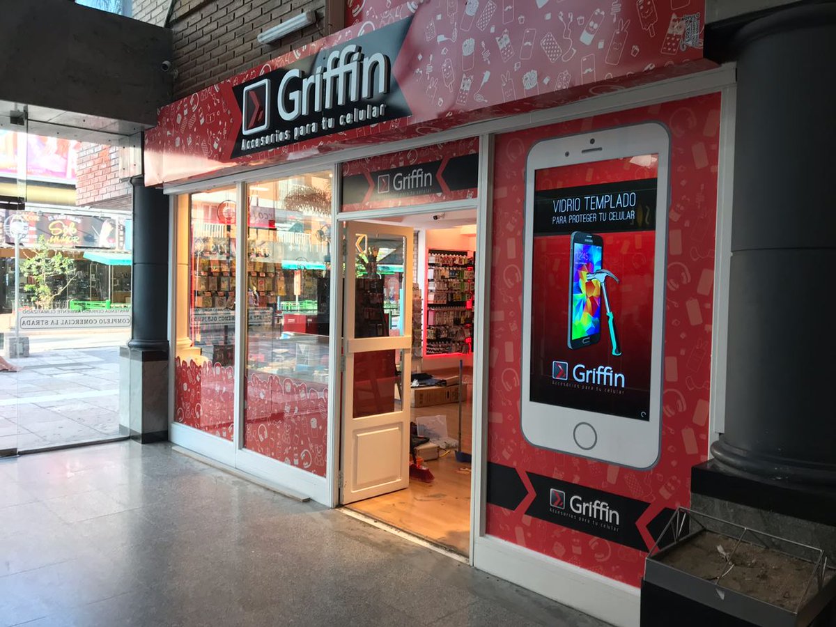 Felices del resultado en la vidriera del local de #Griffin #Accesorios en #CarlosPaz #Cba 😄💪✨ Pantalla de 55" full HD + ploteo 📱🙋