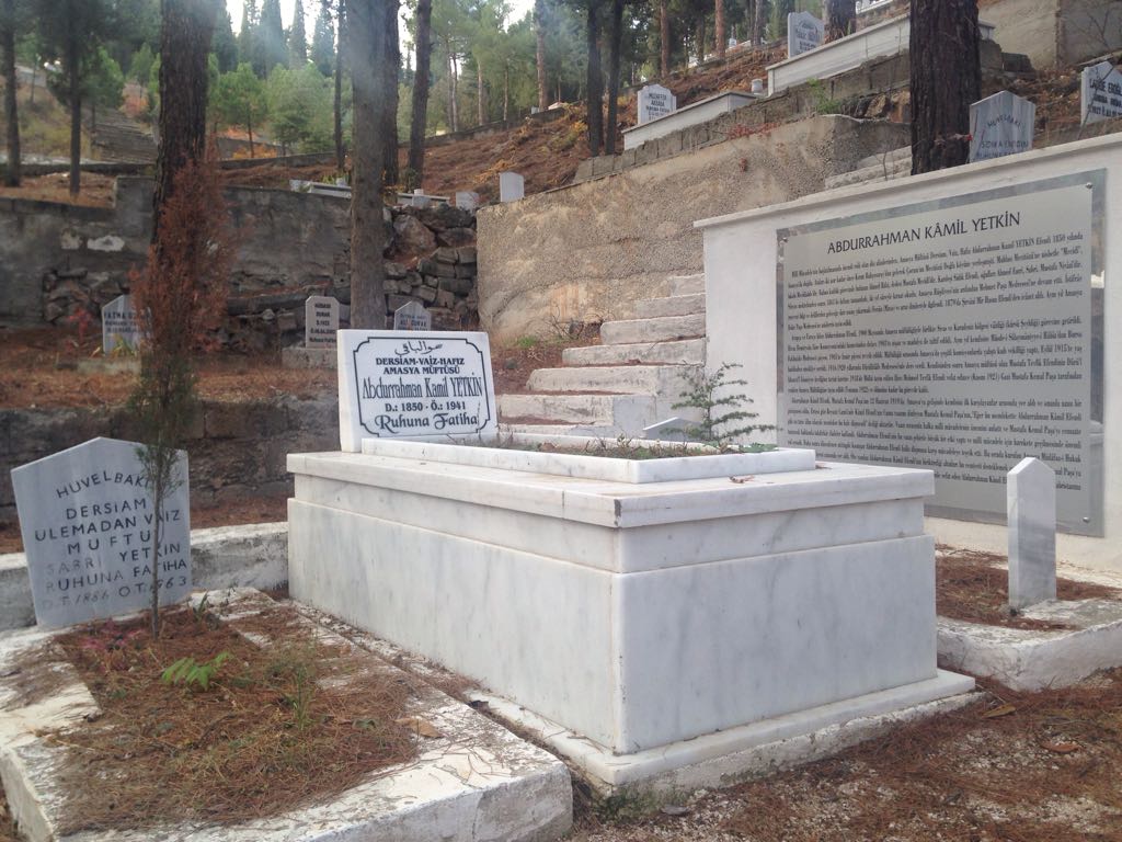 Amasya'nın gece ile gündüzü, Millî Mücadele'de mühim bir yeri olan âlim, müftî ve şâir Abdurrahman Kâmil Yetkin ve hemen yanında aynı vasıfları hâiz oğlu M. Sabri Yetkin...