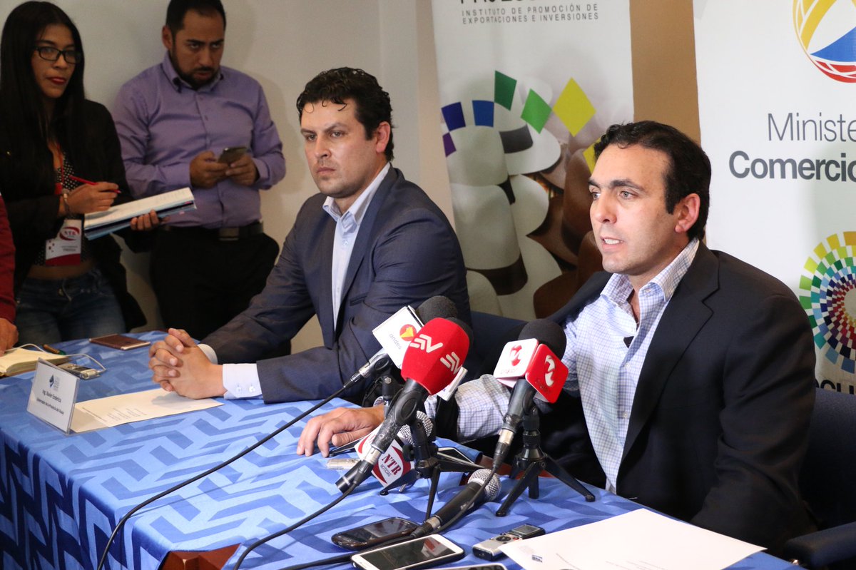 goberazuay's tweet photo. “#Azuay es una provincia que se caracteriza por tener grandes industriales, grandes exportadores. Estamos aquí para evaluar la problemática que tengan y presentar soluciones”. Ministro @CampanaPablo #ComercioEcCuenca https://t.co/eHUBCAO496