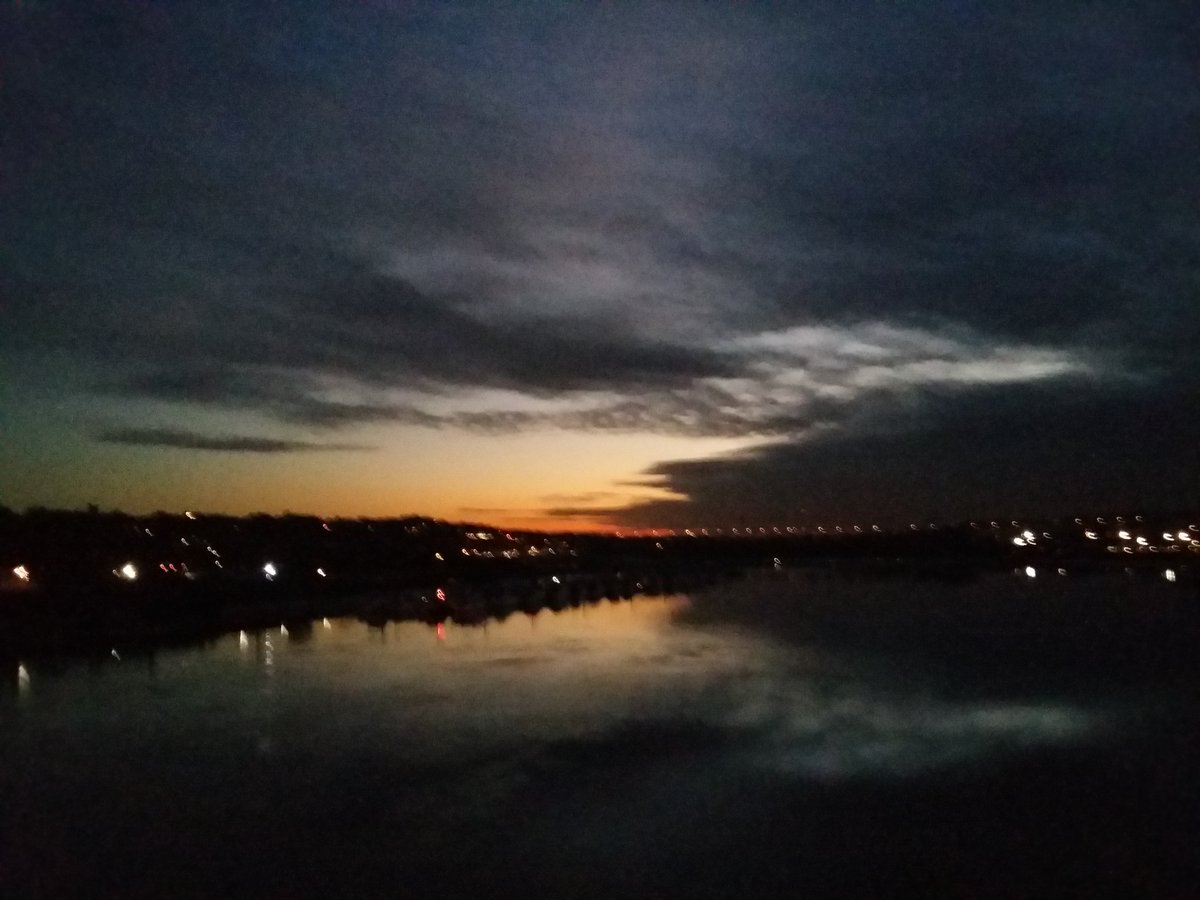DeneezWilton's tweet photo. Busy day so run happened late in the day. My phone struggles to focus in the dark & whilst I'm moving (my excuse). 9k #run 60 mins. New scene to learn for #cameraclass tomorrow. #actorslife https://t.co/Lvrcb3GPcj