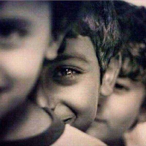 إنّ من أعظم أنواع التحدّي أن تضحك والدّموع تذرف من عينيك.