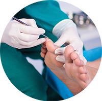 Podología clínica, Rodrigo, nuestro especialista lleva 24 años atendiendo a nuestras clientas. 
Ya empezó el calor y tus pies agradecerán estar en forma para lucir tus chalitas! Podología clínica $12.000, pedicure desde $9.000 Reserva tu hora llamando al 222338031 #LasCondes