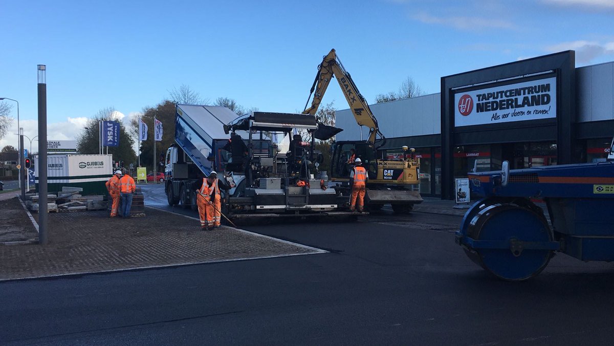 KWSRoosendaal's tweet photo. Vandaag in Waalwijk voor @gubbelsbv om het parkeerterrein van de bekende woonwinkels te asfalteren. https://t.co/R8YBeyHrUn