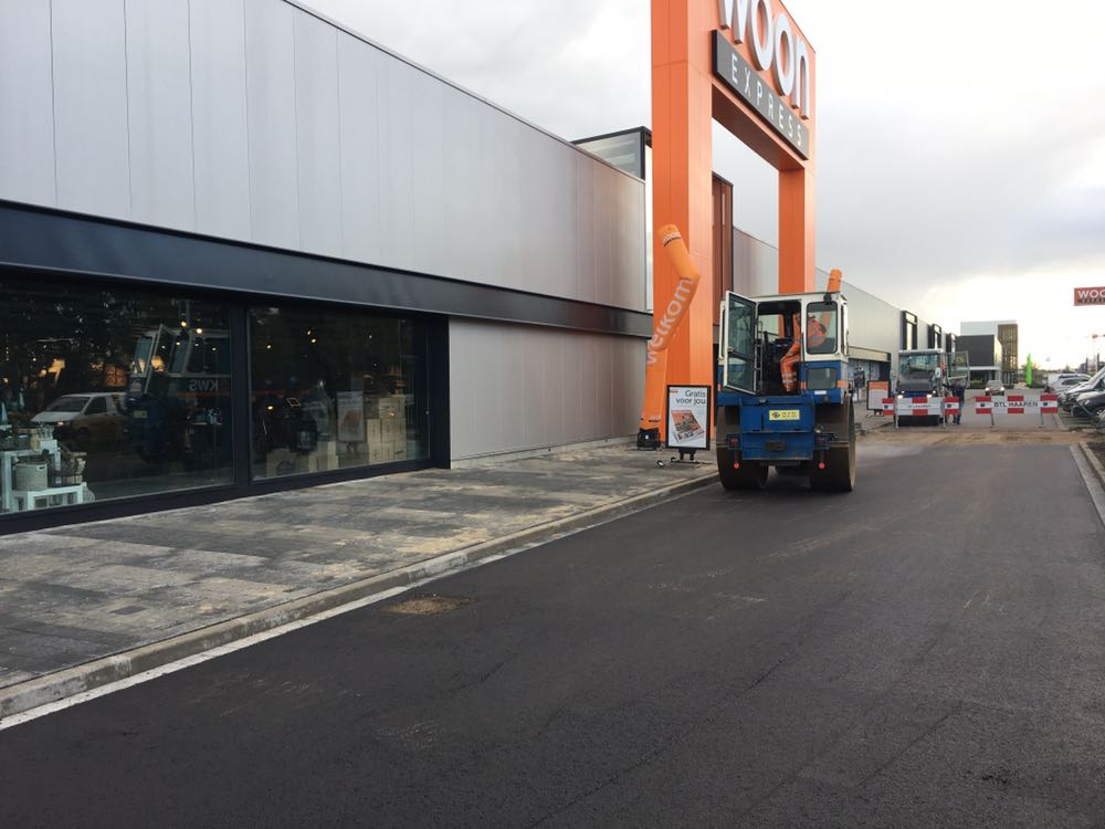 KWSRoosendaal's tweet photo. Vandaag in Waalwijk voor @gubbelsbv om het parkeerterrein van de bekende woonwinkels te asfalteren. https://t.co/R8YBeyHrUn