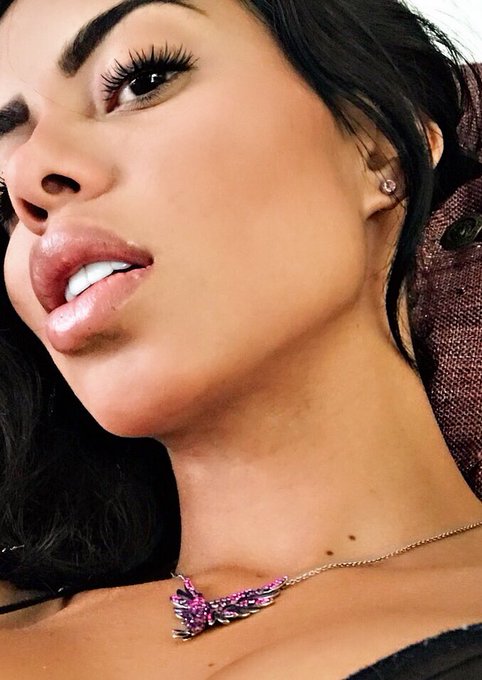 Come Dracula 🦇👅😈 https://t.co/JQEPmciWxH