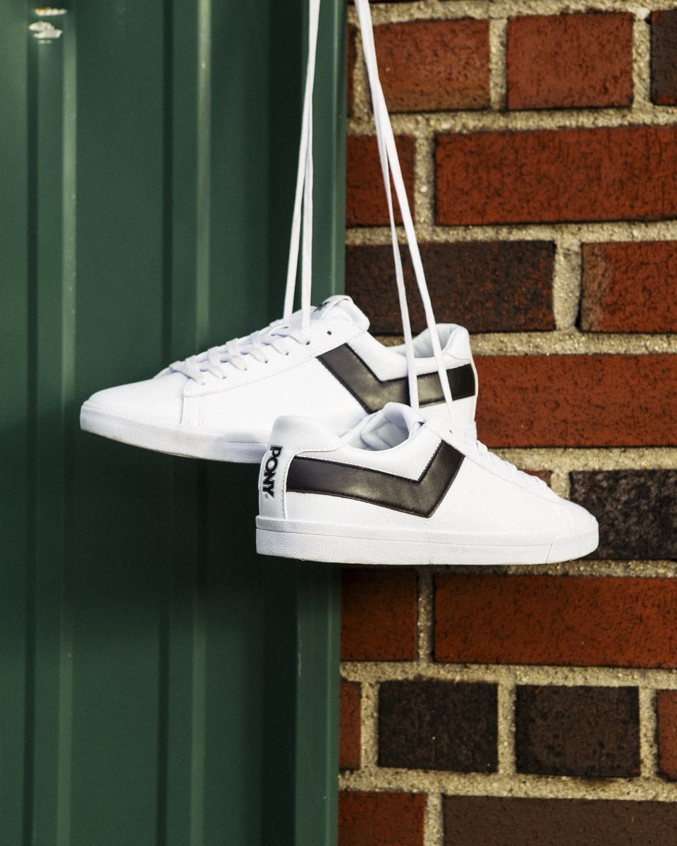 The white Topstar Lo with the black Chevron is a favorite. Tell us, does this classic sneaker make your list? #ProductOfNewYork