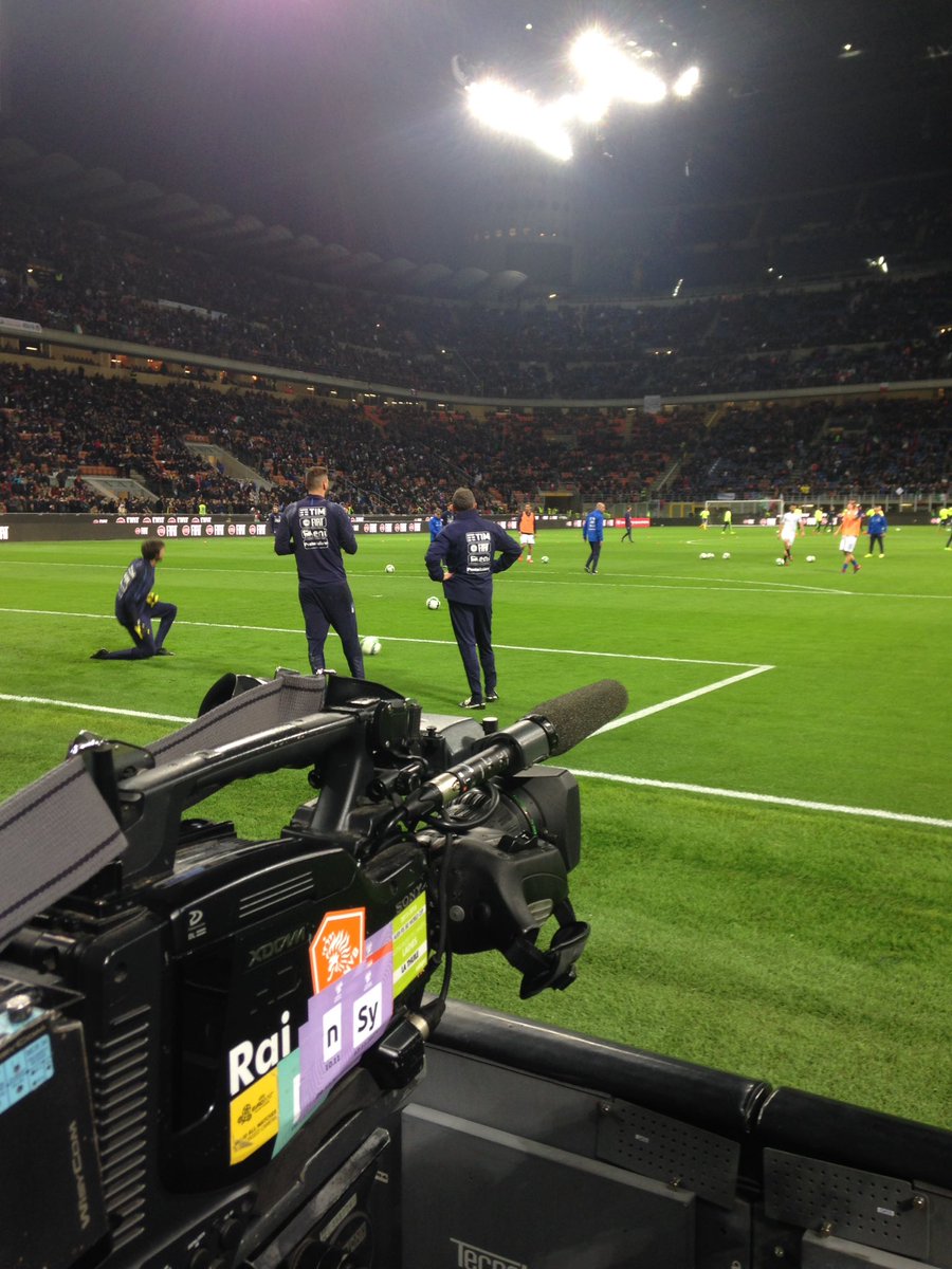 robertomorandu2's tweet photo. Noi e i settantamila di San Siro insieme agli azzurri!!!! https://t.co/5Jb0nP5QxT