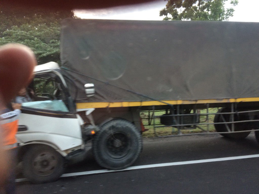anggi_fir's tweet photo. Kejadian tol km 22 arah sda, truk tanki dan truk muat. Sedang ditangani petugas tol. Sekilas info untuk @e100ss https://t.co/017BmnHzXt