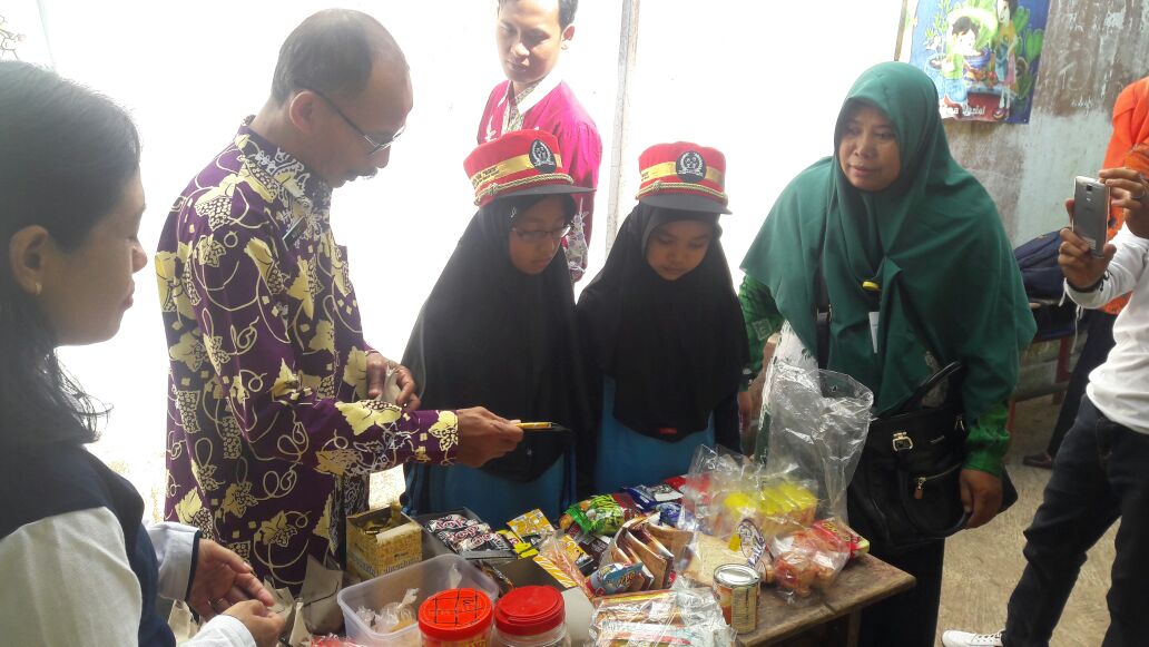 Inspektor cilik dalam sidak makanan jajanan sehat dilingkungan sekolahnya....semangat yaa.u pola jajan sehat disekolah.