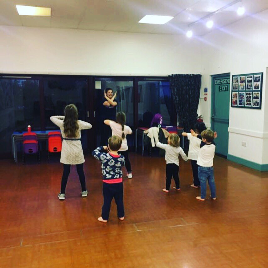 Street dance on Mondays is the best way to start the week! @dancegroovesEFW 😁😁