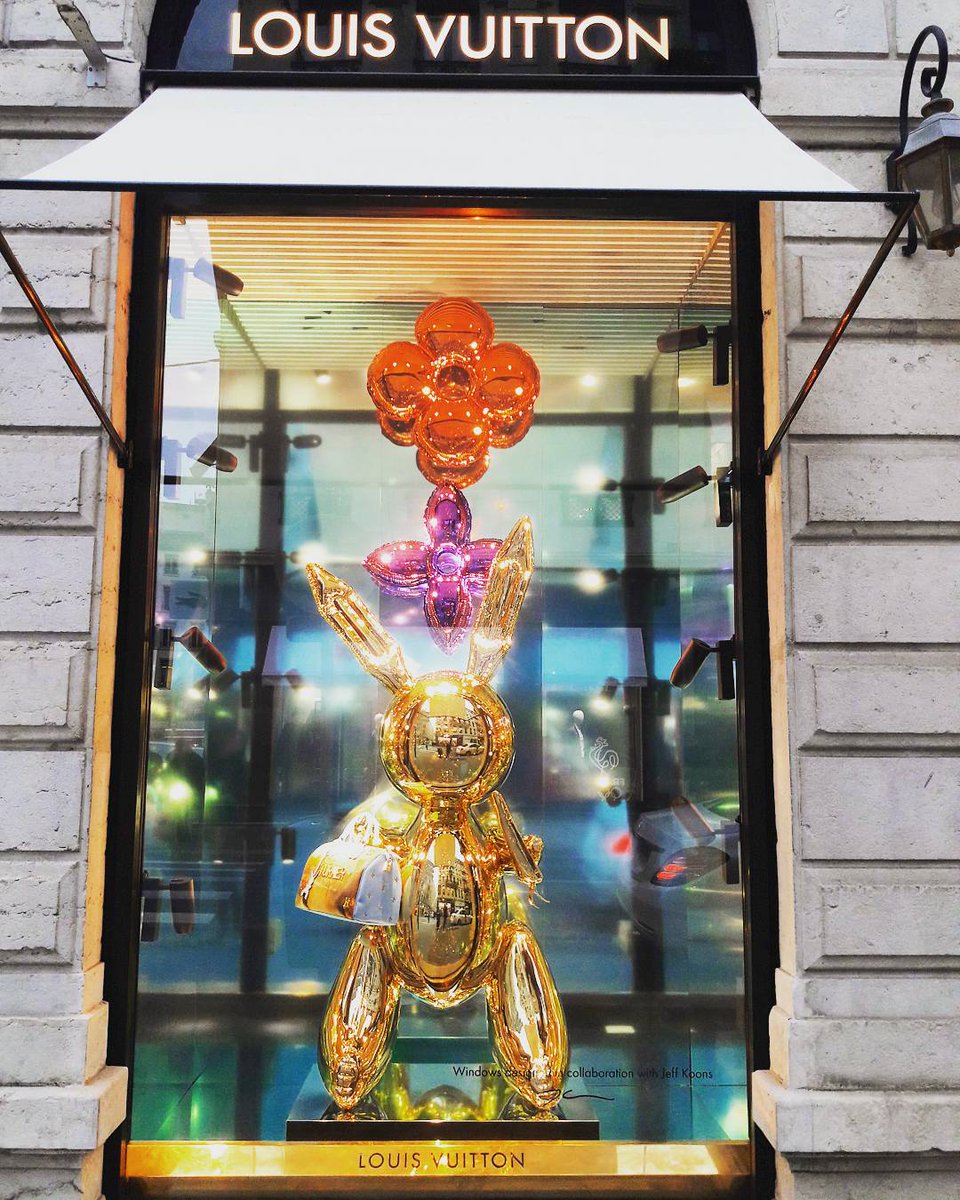 DreamingLifeOff's tweet photo. Louis vuitton #louisvuitton #lv #vitrine #luxe #chic #femme #mode #sac #lapin #bag https://t.co/gpV8Fl8Cnq