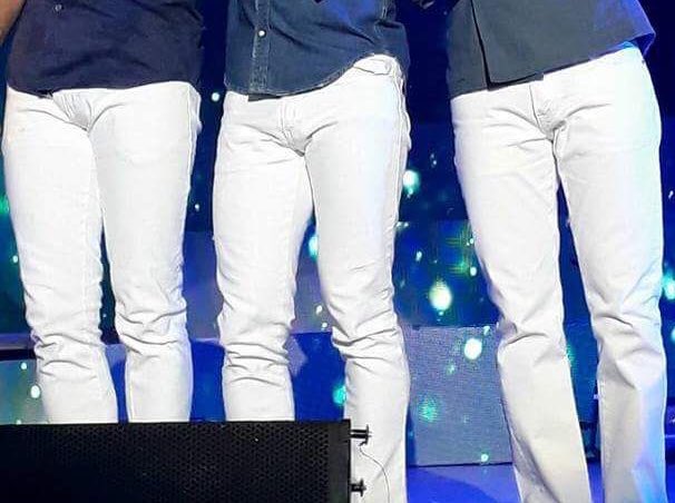 ORMMonterrey's tweet photo. Solo para recordarles que estos pantalones blancos las esperan en #Saltillo este viernes 🤗😆 adivinen quién es quién 🤔 @MagnetoMercurio #JuntosPorTi 17.nov.2017 boletos en https://t.co/1rifq4zFvq https://t.co/Aols1yELNH