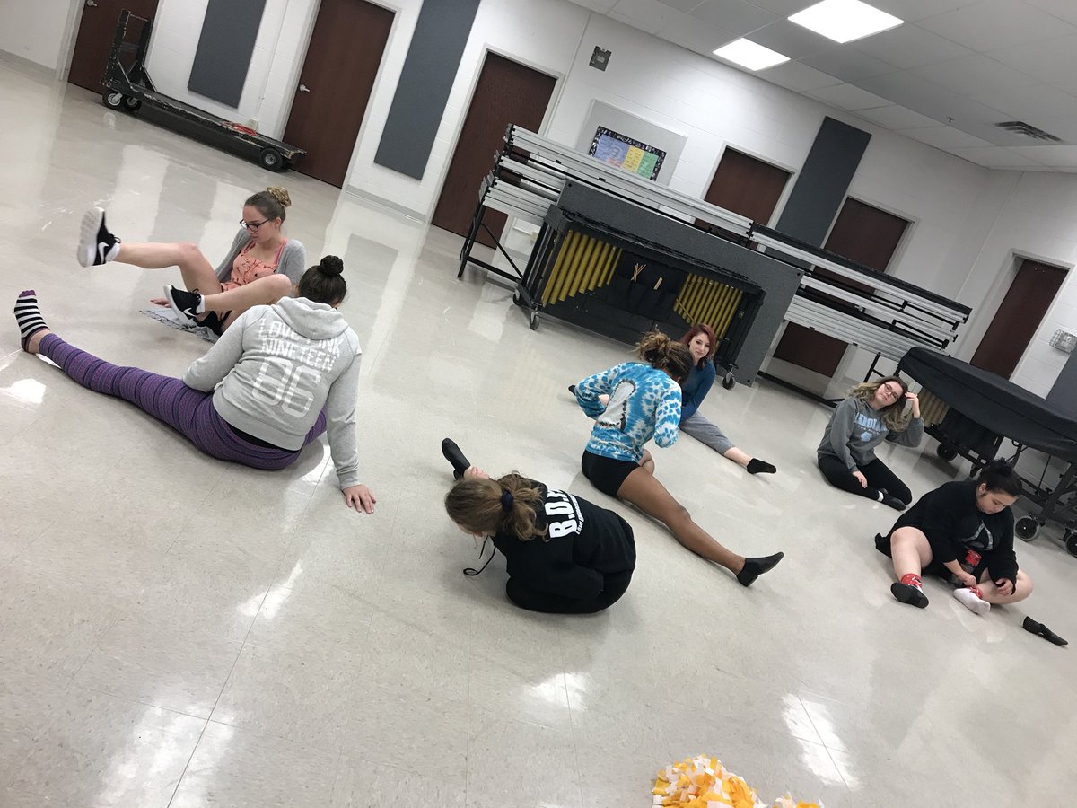 MopiDanceTeam's tweet photo. Kicking off our stretching tonight to some @jtimberlake “Strawberry Bubblegum” https://t.co/54XfEJavaT