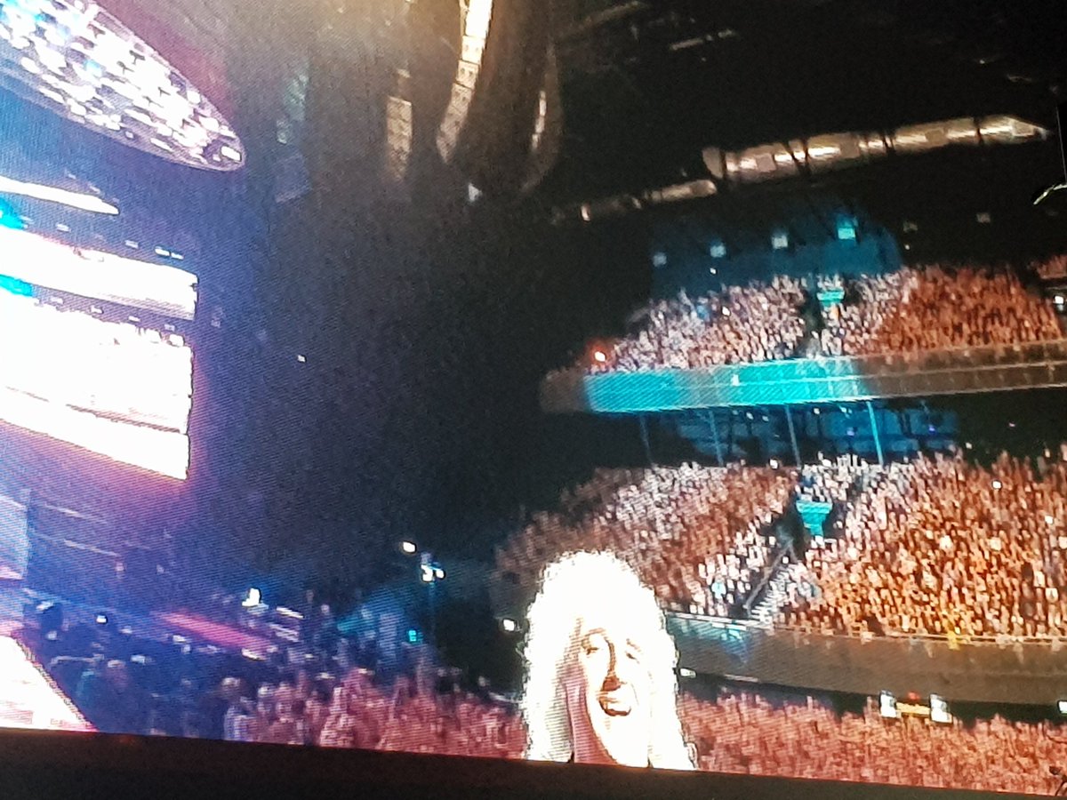 Als je denkt dat je alles gezien hebt..... Brian May met een selfie stick