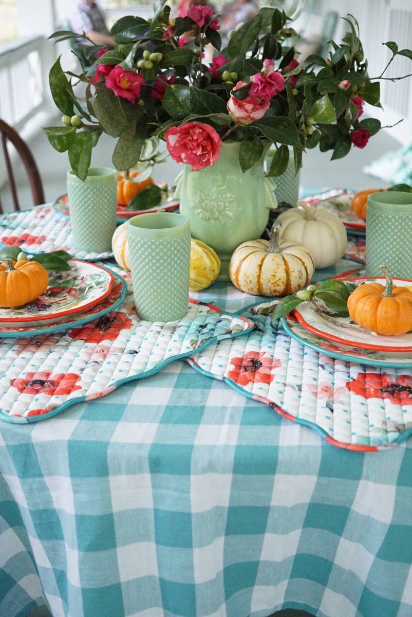 Today on the blog I'm celebrating #friendsgiving with #walmart and a big ole piece of pecan pie! Hop over for the easy recipe and entertaining ideas! <a href="/walmart/">Walmart</a> #ad styleyoursenses.com/farmhouse-frie…