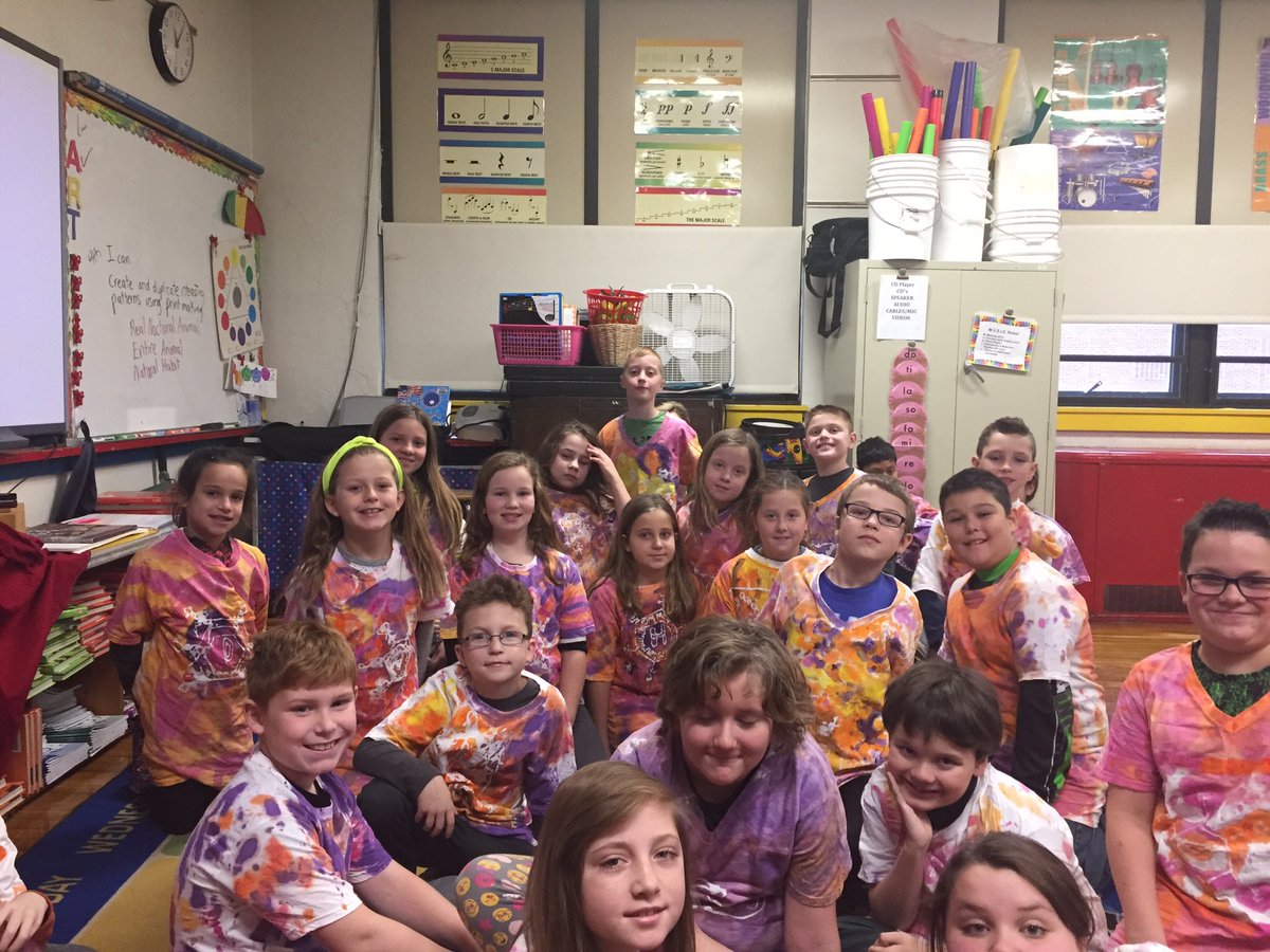 retiredparkprin's tweet photo. Proud 4th grade students wearing creative art projects. Great job Mrs.Clements.
#topperpower https://t.co/ARI6uw2Dq1