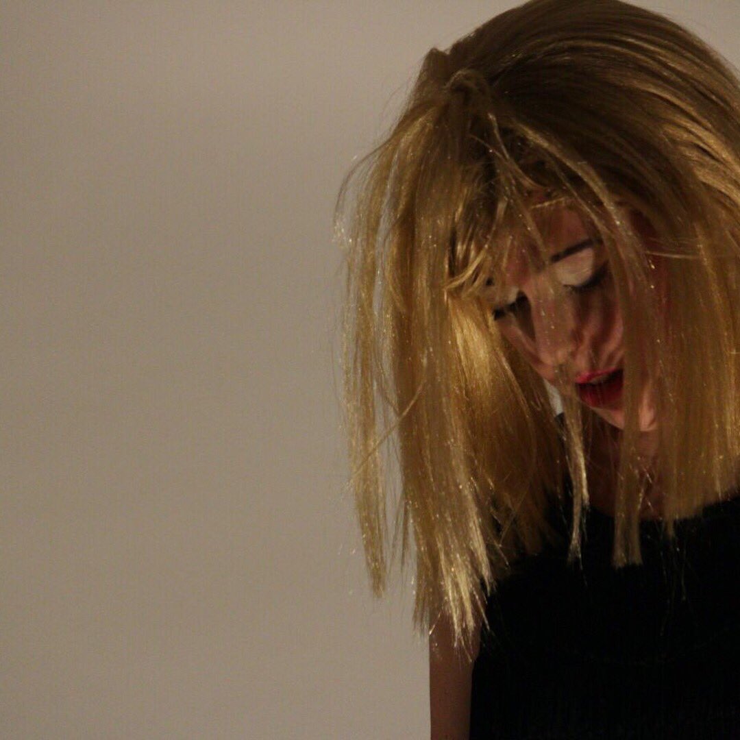 Dal monologo #Casadibambola di #Ibsen.
#Nora, alla fine, si rende libera.
Una scelta, la prima vera scelta, porta dietro di sé un carico di dolore, molto dolore.
Perché ci vuole coraggio anche per chiudersi la porta dietro le spalle.@Ylenia_pathos 
Ph: Gaia Diana Dalia Gulizia