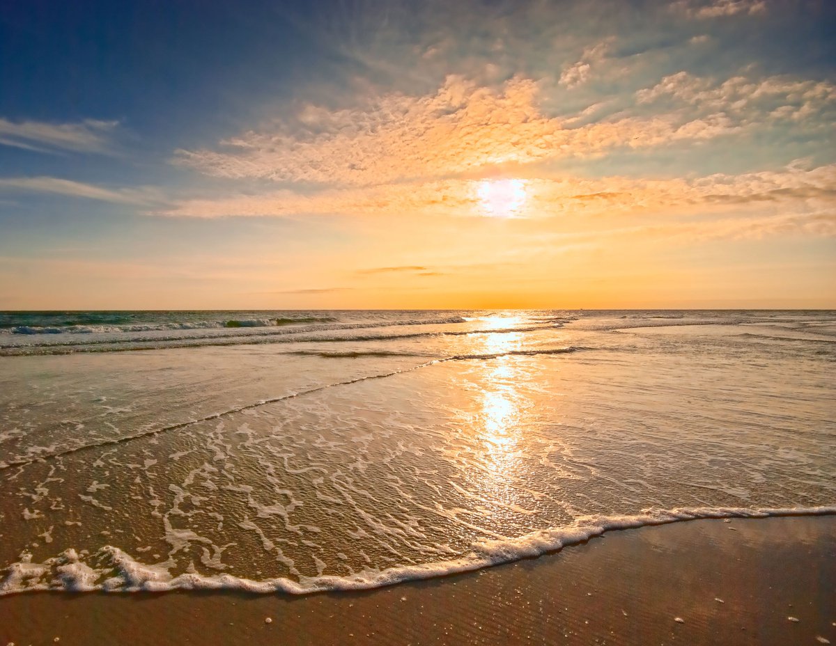 Is it Saturday yet? #NightsOfLights can't get here soon enough. Book your oceanfront stay now for rates starting at just $89/night. Located on the beach, 5 miles from historic district. Enjoy these rates from 11/18/17 through 1/31/18! (904) 471-2555 photos: <a href="/FlHistoricCoast/">St. Augustine</a>