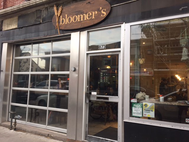 You knew they were #vegan, but did you know they try their best to accommodate other #foodallergies too? More about <a href="/bloomersto/">bloomer's</a> in our latest #allergyfriendly review: allergy-bites.com/2017/11/13/rev…