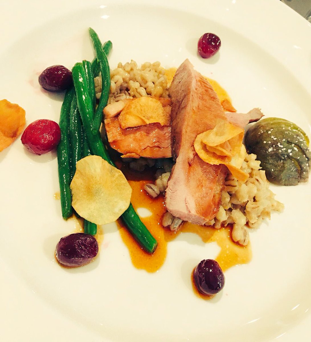 catmfarinha's tweet photo. Michelin-starred main course by @markdodsonchef @thechefsforum #chefslunch for #TCFEF Educational Foundation @sdcollege Over £1K raised! https://t.co/ACAbMMnitX