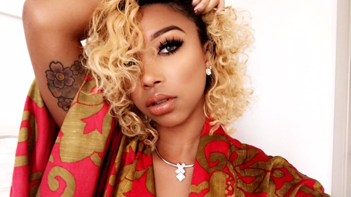 Zonnique's tweet photo. I'm my favorite person selfies🌹 https://t.co/AXkBAhVGZv