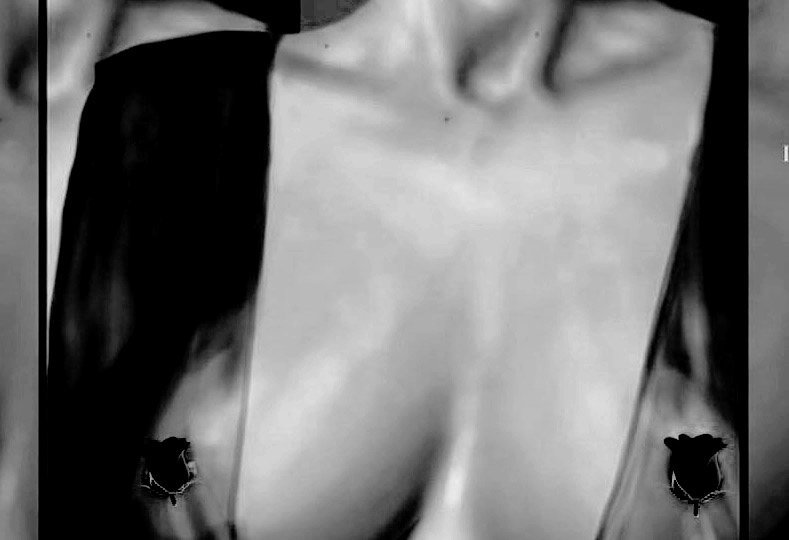 触我;

Ella no era la más linda o la más buena, pero ella tenía lo que a muchas les faltaba; ella pensaba, ella no se dejaba llevar por todos, ella era ella, y eso la hacía perfecta.