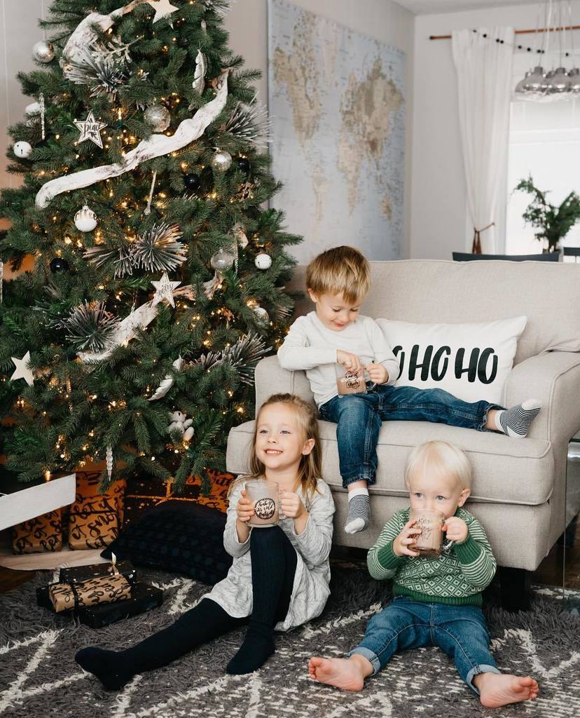 ColleenPastoor's tweet photo. You GUYS! Today is a super exciting day- the launch of #leonshelloholiday magazine! And guess who you'll see in th… https://t.co/c9yV3rr8dI https://t.co/mdYoRtJqLG