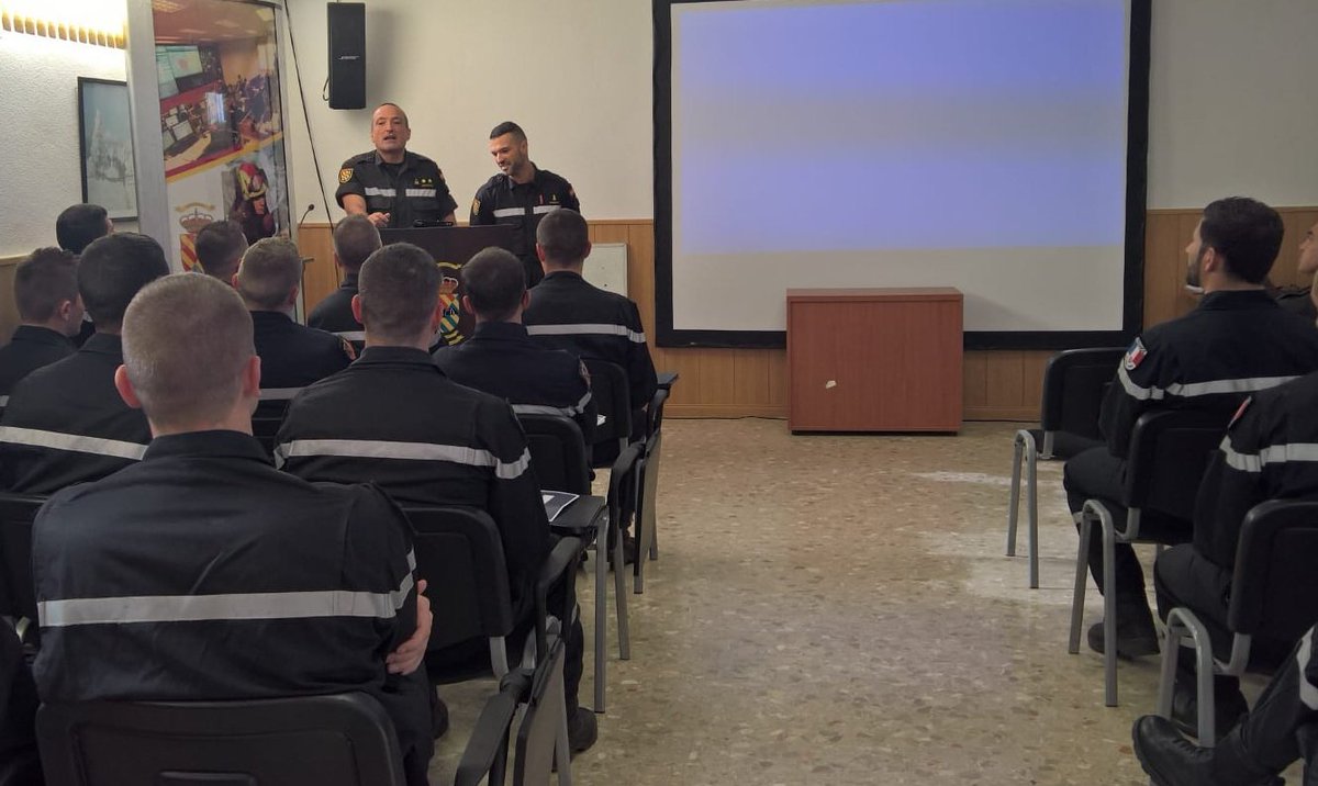 UMEgob's tweet image. Esta semana un equipo de la #UIISC5🇫🇷 realizará instrucción #USAR junto al #BIEM3 en la base de Betera (Valencia). Bienvenue!!