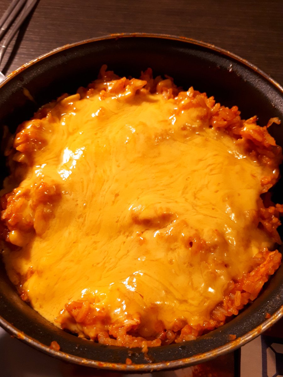 jabtang_sucre's tweet image. 와학!! 와하학!!! 개쩌는 치즈밥!!! 개짱 레시피를 알려드릴까요 1인분 기준으로 1. 밥 2. 양파 1/2개 다진거+참치1캔작은거기름빼고(+옥수수)+고추장4스푼+케찹4스푼+설탕2스푼=&amp;gt;밥이랑 섞어서 3. 냄비(뚝배기)에 벽까지 참기름 바르고 4. 밥 넣고 위에 모짜렐라 얹어서 5. 뚜껑 덮고 중약불에서 익힘