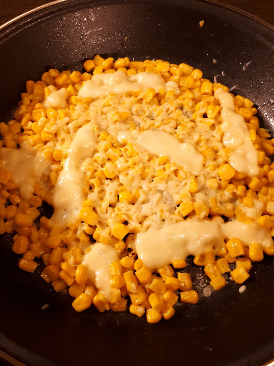 jabtang_sucre's tweet image. 와학!! 와하학!!! 개쩌는 치즈밥!!! 개짱 레시피를 알려드릴까요 1인분 기준으로 1. 밥 2. 양파 1/2개 다진거+참치1캔작은거기름빼고(+옥수수)+고추장4스푼+케찹4스푼+설탕2스푼=&amp;gt;밥이랑 섞어서 3. 냄비(뚝배기)에 벽까지 참기름 바르고 4. 밥 넣고 위에 모짜렐라 얹어서 5. 뚜껑 덮고 중약불에서 익힘