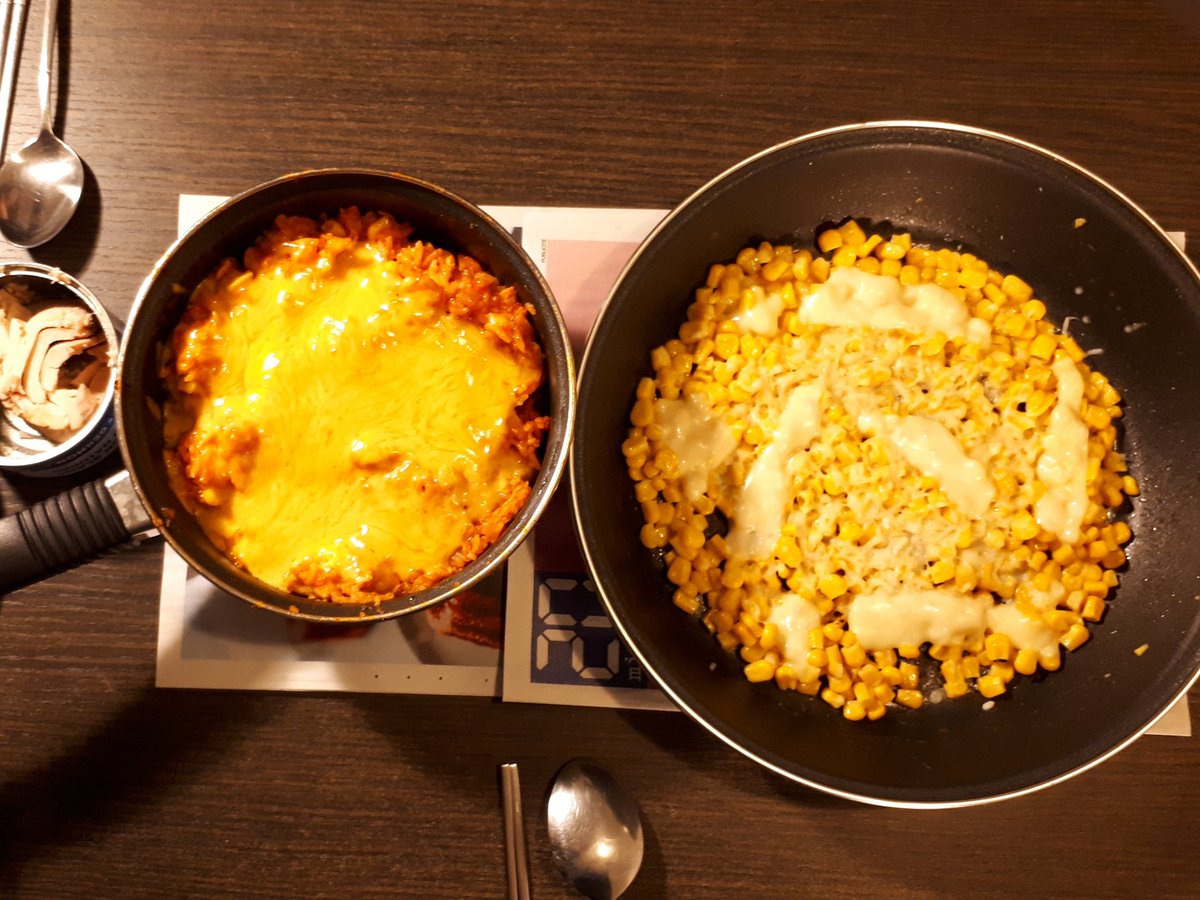 jabtang_sucre's tweet image. 와학!! 와하학!!! 개쩌는 치즈밥!!! 개짱 레시피를 알려드릴까요 1인분 기준으로 1. 밥 2. 양파 1/2개 다진거+참치1캔작은거기름빼고(+옥수수)+고추장4스푼+케찹4스푼+설탕2스푼=&amp;gt;밥이랑 섞어서 3. 냄비(뚝배기)에 벽까지 참기름 바르고 4. 밥 넣고 위에 모짜렐라 얹어서 5. 뚜껑 덮고 중약불에서 익힘