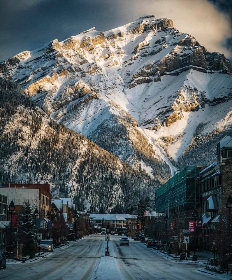 FairmontSprings's tweet photo. The perfect backdrop to complement our little town, wouldn’t you agree?
#welovewinter #banffsprings
Photo by erikmcr via Instagram https://t.co/frLd9UWq36