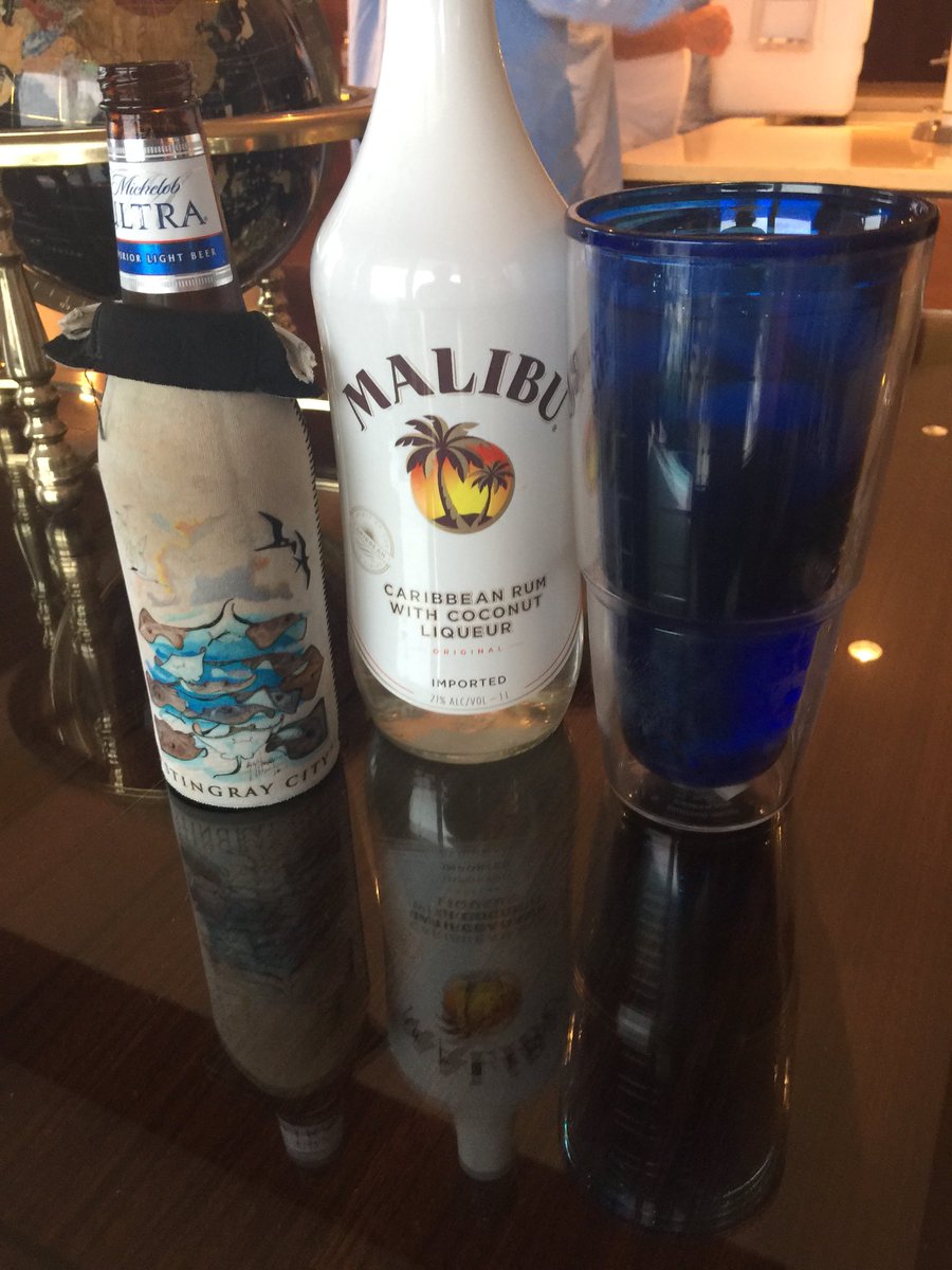 mdw1332's tweet photo. Decisions, decisions... #happyhour #vacay #caymanislands @maliburumus @MichelobULTRA https://t.co/IoTe7NEskE