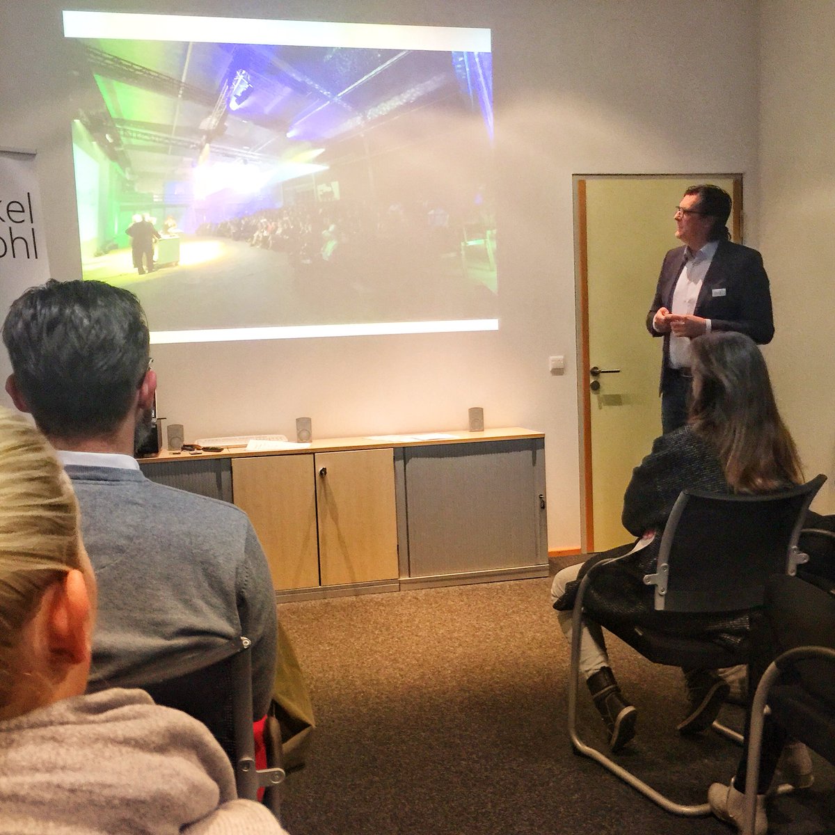 MPKemper's tweet photo. Das war ein interessanter Abend und eine spannende Diskussion mit @ralfhofmann_sw über dieses #livemarketing. Den nächsten Schweinfurter Webmontag gibt’s Ende Januar. Gutes Format @olschok + @fkohl ! #wmsw https://t.co/vl2jR7Bmqz