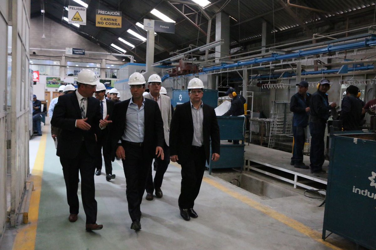 ProEcuador_'s tweet photo. Como parte de la agenda territorial en #Cuenca el ministro @CampanaPablo recorrió la planta @Indurama, empresa líder en fabricación de línea blanca con 45 años experiencia. #ComercioEcCuenca https://t.co/wbYHo706Un